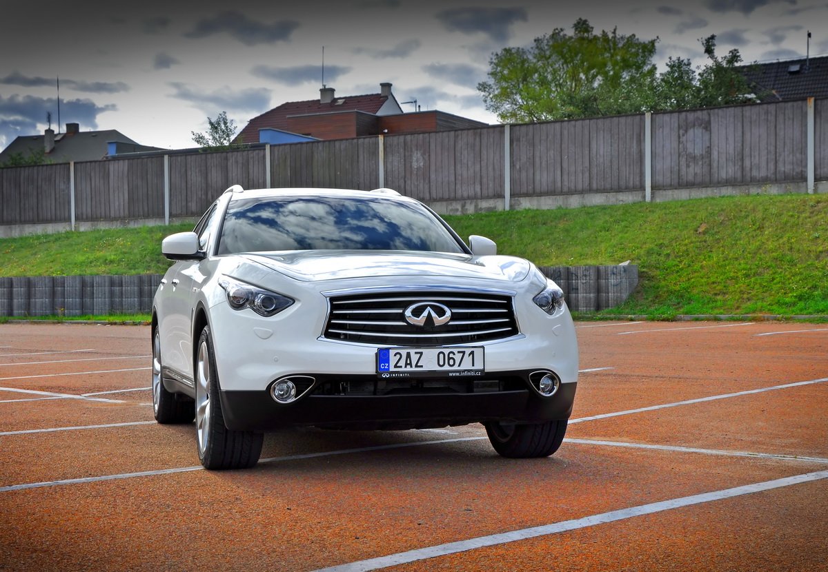 4×4 Extra: Infiniti FX 30d vs. FX 50S