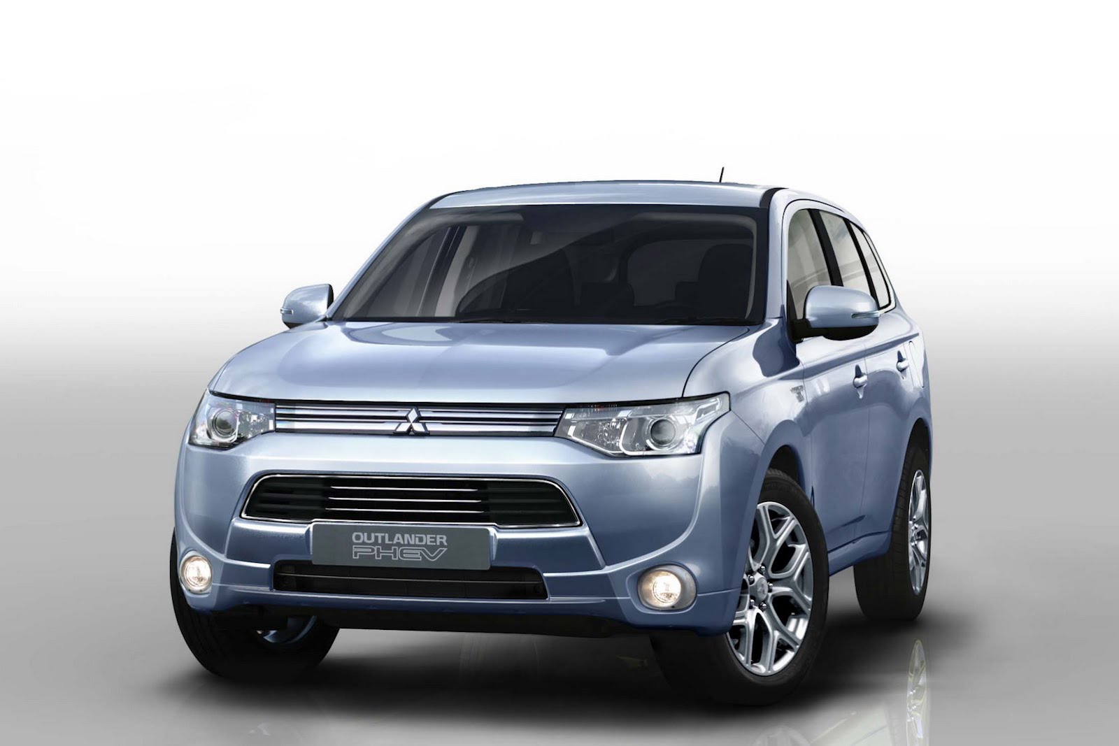 Mitsubishi Outlander PHEV láká na senzační spotřebu