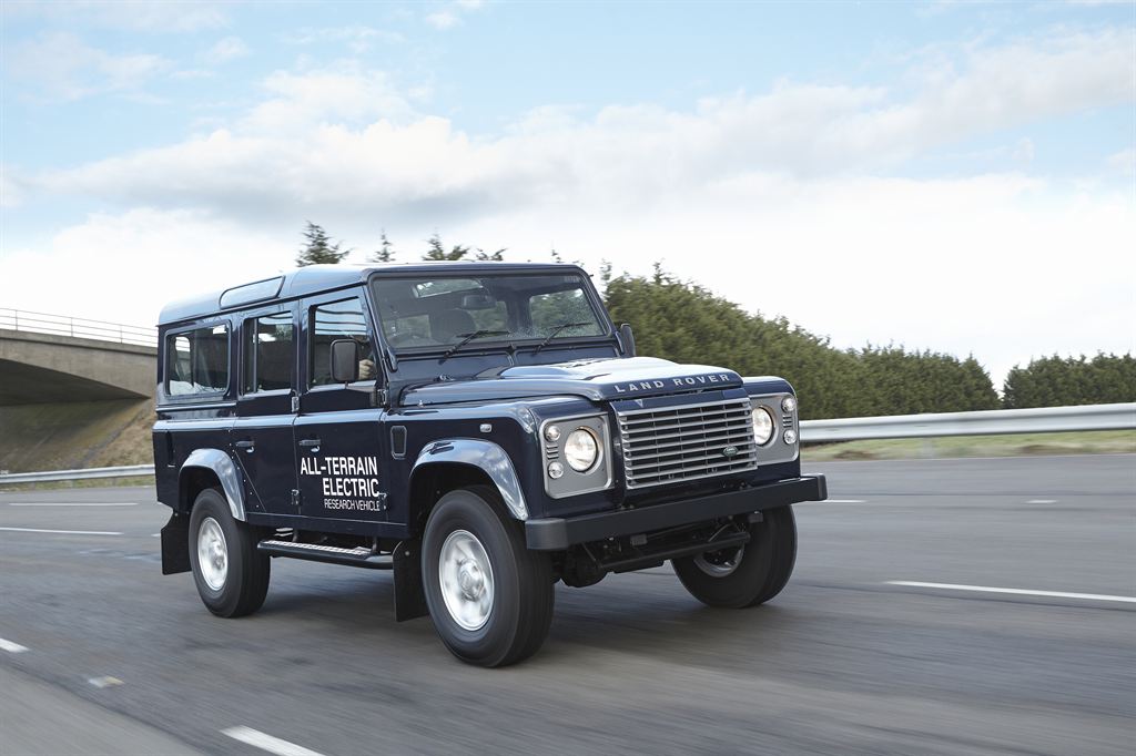 Land Rover Defender: Vyrazí do terénu jako elektromobil