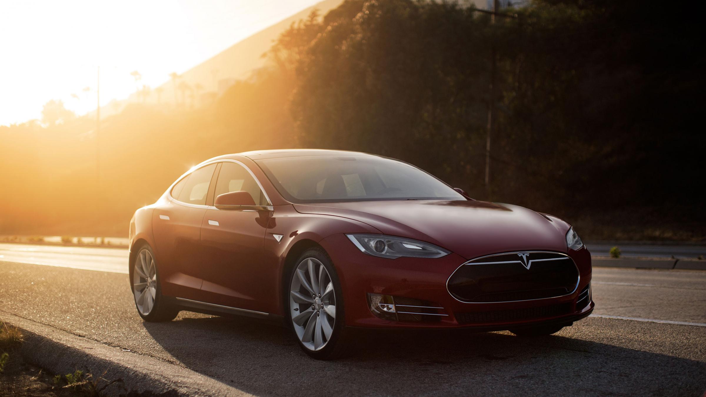 Tesla má čtyřkolku! Model S dostal druhý motor