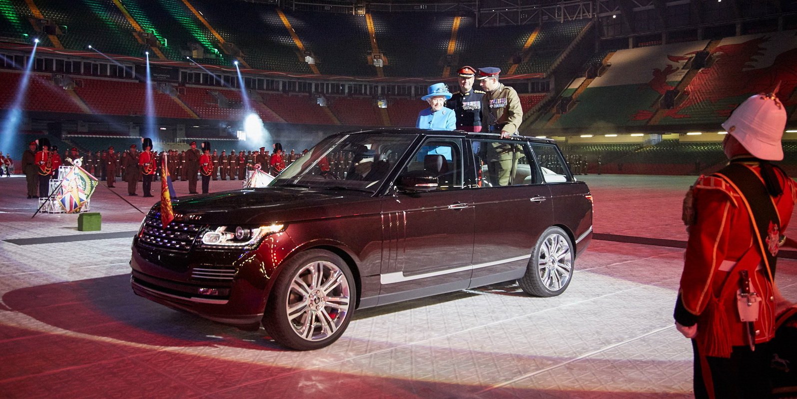 Range Rover Hybrid: Její Veličenstvo má nové auto