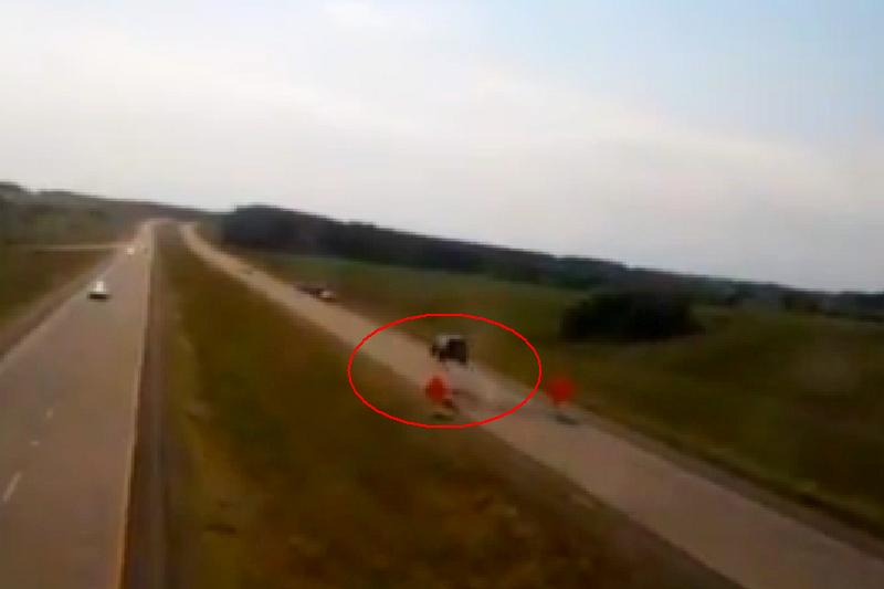 Video: SUV se vzneslo na dálničním skokanském můstku