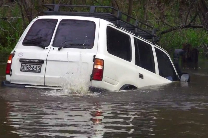 Video: Toyota Land Cruiser brodí, plave, jede