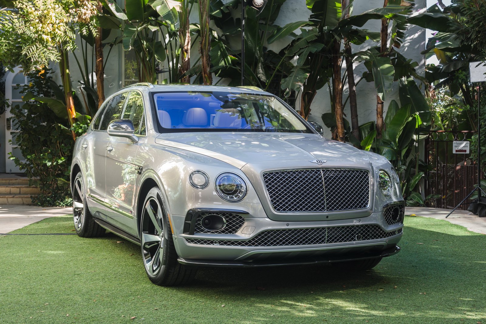 Bentley Bentayga přichází v limitované edici, která kromě jiného obsahuje i hodinky Breitling