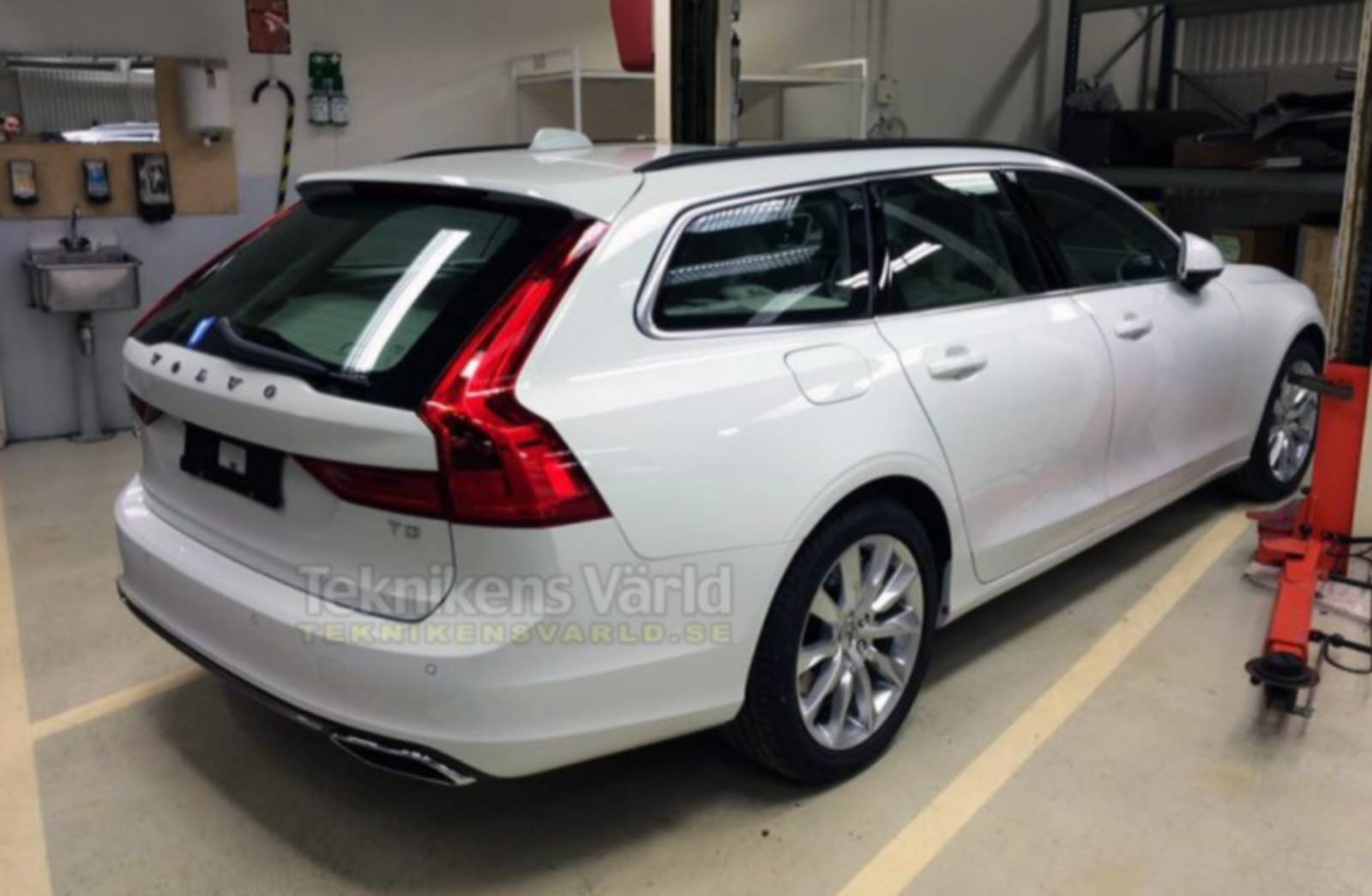 Volvo V90 prozrazeno před ženevskou premiérou. Jak se vám nový švédský kombík líbí?