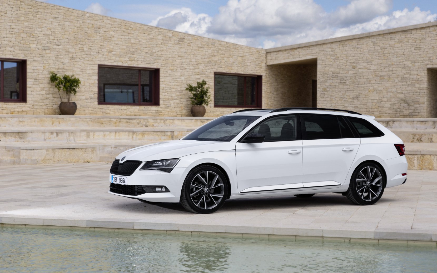 Škoda Superb SportLine – nová sportovně laděná verze má ke sportu daleko