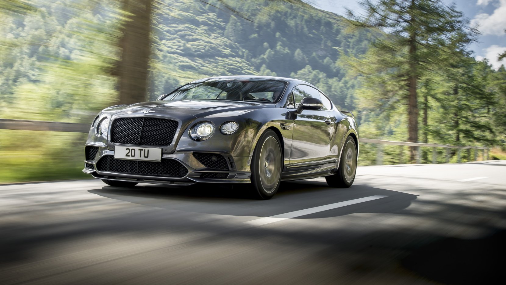 Ideální čtyřmístné rodinné auto, které napráská supersportům? To je Bentley Continental Supersports