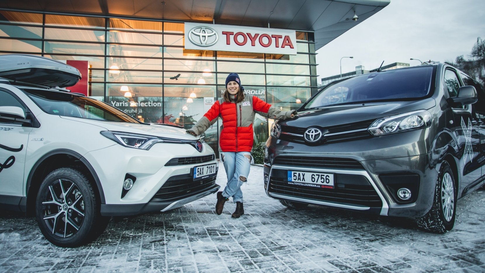 Eva Samková prohání snowboard i hybridní Toyotu RAV4