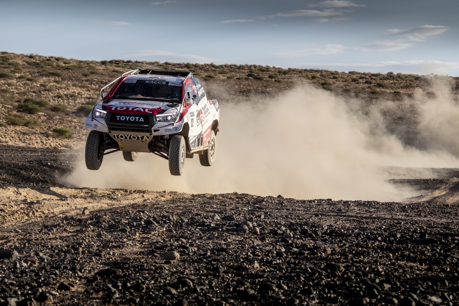 Fernando Alonso testuje Toyotu Hilux v úpravě pro Dakar