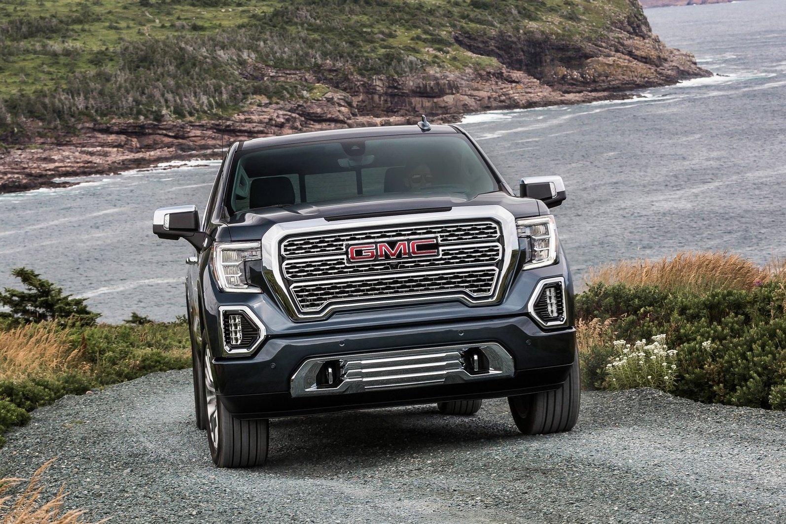 GMC Sierra Denali utáhne 4,3 tuny a uveze tunu na korbě